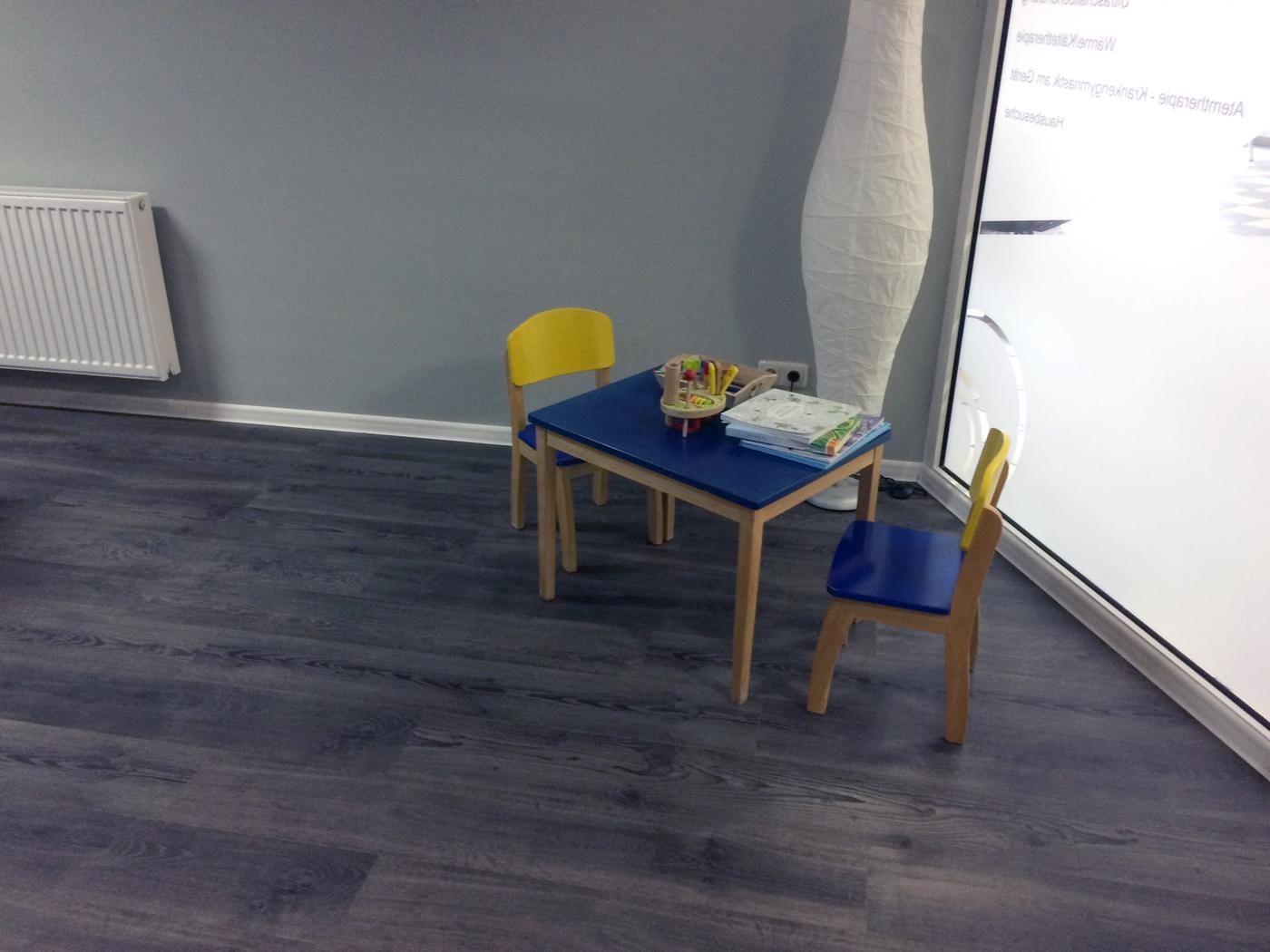 Spielecke mit Kindertisch und -stühlen