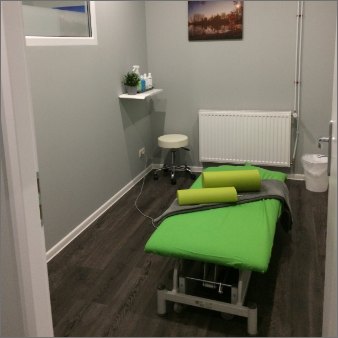 Behandlungsraum mit Therapieliege