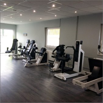 Trainingsgeräte im Fitnessbereich